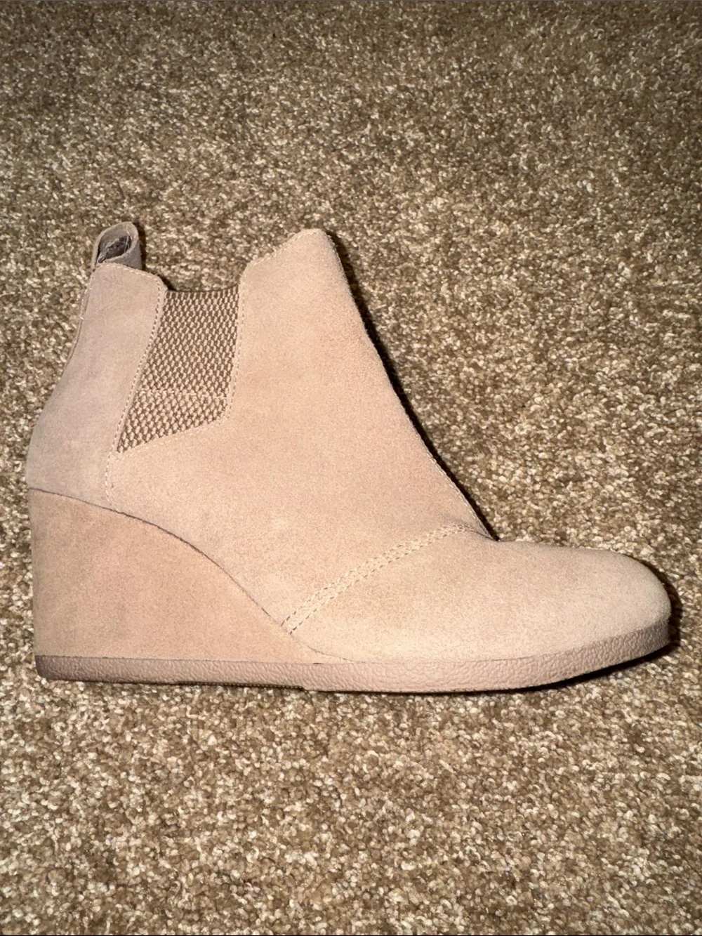 TOMS Bailey Warm Taupe Suede Wedge Ankle Booties SZ 6M slip on round toe pull on